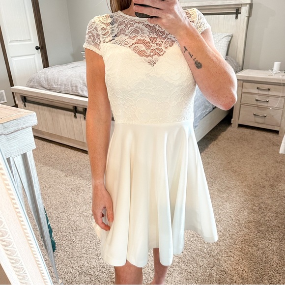 B SMART Dresses & Skirts - White Lace Padded Bridal Dress w/Ribbon Bow Tie Women’s Size Small
